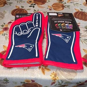 New NFL N.E. Patriots oven mitts